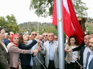 Uzunırmak, Türk Bayrağı Dikti