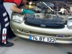 Otomobilin Motor Kısmına Sıkışan Kediyi İtfaiye Ekipleri Kurtardı