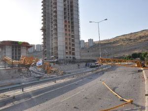 İzmir’de Vinç Faciası: 2 Ölü, 3 Yaralı