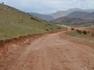 Korkuteli’nde Yol Çalışmaları Devam Ediyor