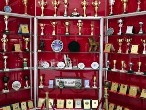Demirel’in Öğrencilere Hediye Ettiği Şapkası Okulda Sergileniyor