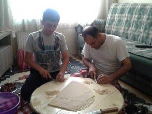 Erkek Çocuklardan Anneye Ramazan Desteği