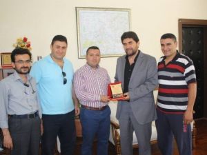 Derbent’te Kick Boks Sporuna Detek Veren Yöneticilere Plaket