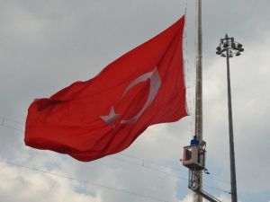 Taksim’de Dev Türk Bayrağı Yarıya İndirildi