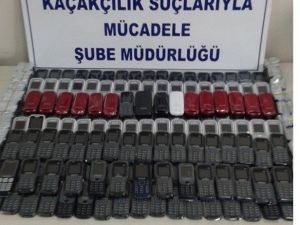 İzmir’de Kargo Teslim Kaçak Cep Telefonları Ele Geçirildi