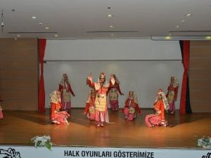 Çiğli’de Vatandaşları Coşturan Türk Halk Oyunları Gösterisi