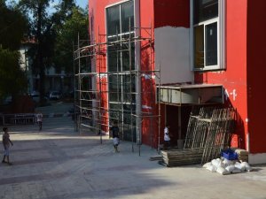 Turistik Park'ta, çocukların tehlikeli oyunu