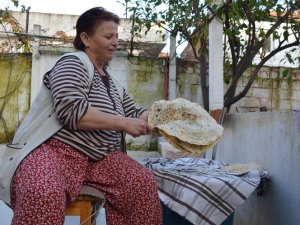 Gözleme satarak aile ekonomisine katkı sağlıyor