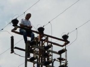 Eşine kızdı, yüksek gerilim hattına çıktı