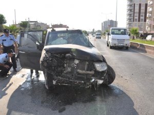 Kadın sürücüyü hava yastığı kurtardı