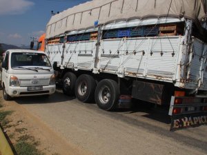 Acarlar’ın yükünü çeken yol, tehlike saçıyor