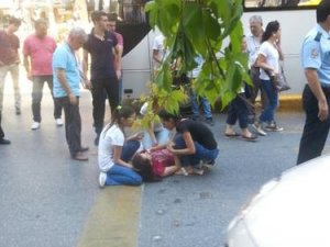 Şehrin göbeğinde minibüs yayaya çarptı