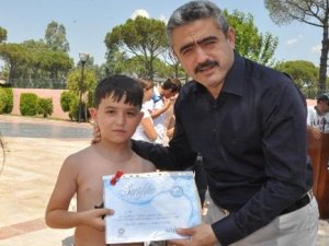 Minik yüzücüler sertifikalarını aldı