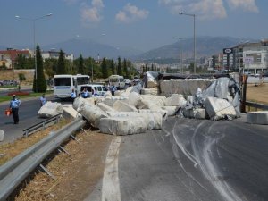 Pamuk yüklü TIR devrildi