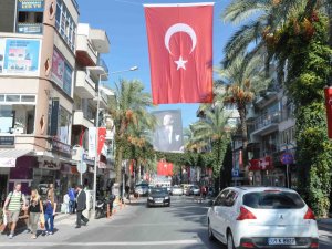 Kuşadası 29 Ekim İçin Süslendi