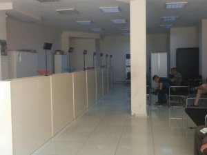 Bir saat personel gelmesini beklediler