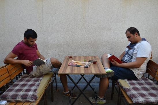 Nazilli'de Kitap Okuyana Çay Bedava