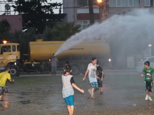 Sıcaktan bunalan çocukları belediye serinletti