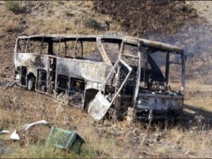 Yol kesen PKK yolcu otobüsünü yaktı, minibüsü taradı!