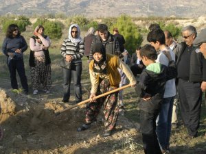 Kocası Tarafından Öldürülen Kadın Toprağa Verildi
