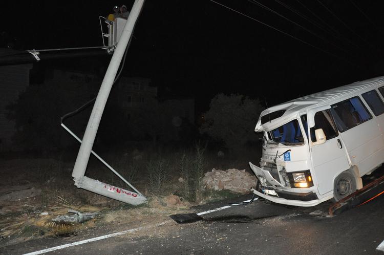 Öğrenci servisi, elektrik direğine çarptı