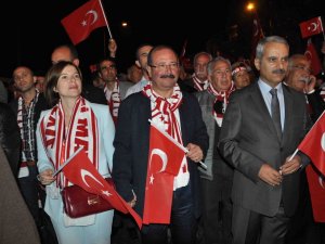 Kuşadası'nda Cumhuriyet Yürüyüşü İzdihamı