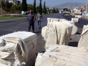 Viraja Hızlı Giren Tırdaki Pamuk Balyaları Yola Savruldu