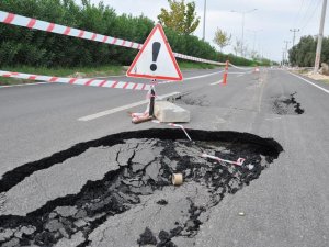 Yeni yapılan yol çöktü