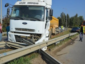 Lastiği patlayan TIR bariyerlere girdi