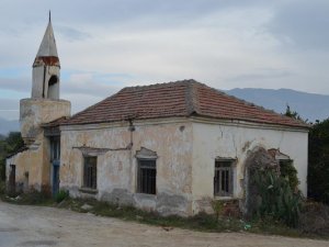 Defineciler tarihi camiyi talan etti
