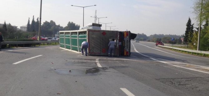 Aydın'da oksijen tüpü yüklü TIR devrildi
