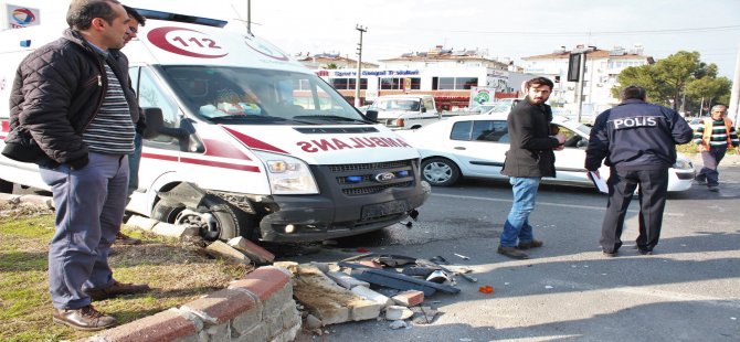 NAZİLLİ'DE ALKOLLÜ SÜRÜCÜ AMBULANSA ÇARPTI!