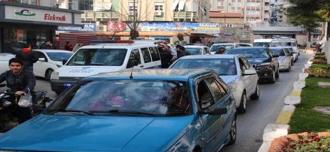 ZİNCİRLEME KAZA, NAZİLLİ'NİN EN İŞLEK CADDESİNİ TIKADI