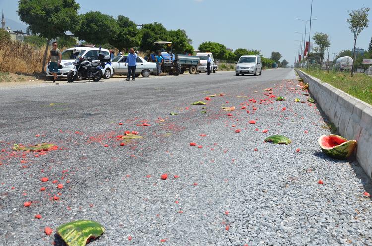 Traktörle kamyonet çarpıştı, bir işçi yaralandı