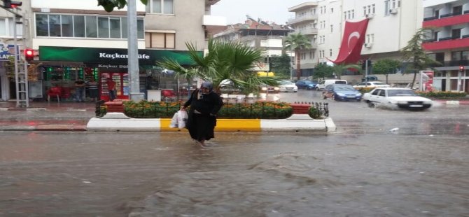 Sağanak yağmur Nazilli'yi felç etti