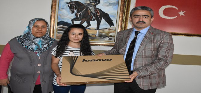 Gamze’nin istediği bilgisayarı Başkan Amcası hediye etti