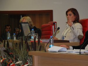 Meclis Üyeleri Özlem Çerçioğlu'nu Protesto Etti