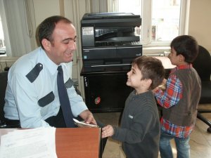 Minikler Komşularına Aşure İkram Etti