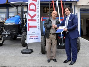TKDK İlk Traktörünü Teslim Etti