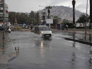 Kuşadası’nda Sağanak Yağmur ve Fırtına