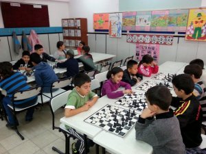 Öğrencilere Dama Kursu Veriliyor