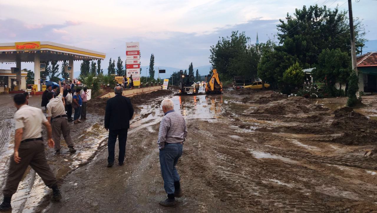 Bozdoğan'da yollar kapandı