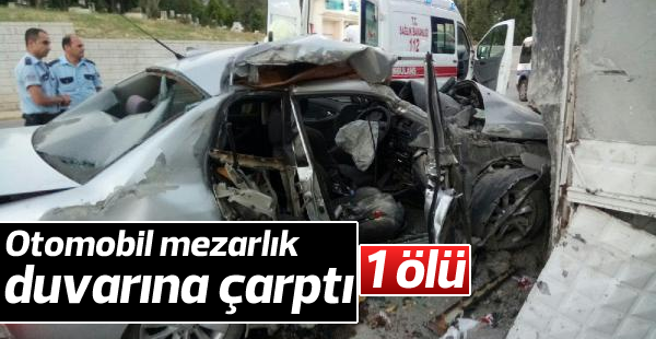 Otomobil mezarlık duvarına çarptı: 1 ölü