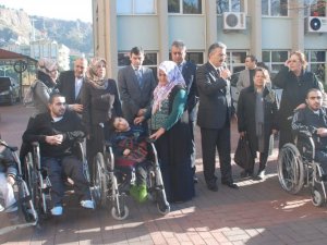 Engelli Vatandaşlara 100 Adet Tekerlekli Sandalye