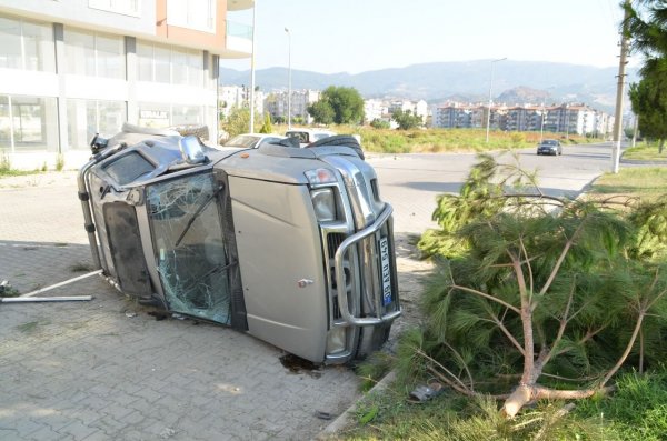 sokede-otomobille-kamyonetin-carpistigi-kazada-1-kisi-yaralandi-70f447fa1a70f1dc3276ecbd557f1a73.jpg