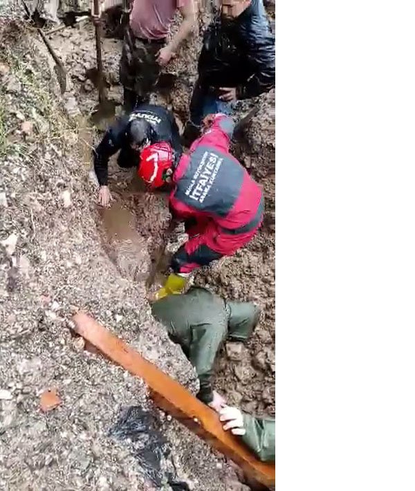 gocukte-toprak-altinda-kalan-isci-kurtarildi-3312-dhaphoto5.jpg