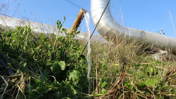 tedirgin-eden-catlaklarin-ardindan-sulama-kuyularinda-sicak-su-akmaya-basladi-4418-dhaphoto2.jpg