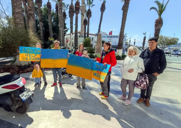 kusadasi-ve-bodrumda-yasayan-ukraynalilardan-rusya-protestosu-3354-dhaphoto6.jpg