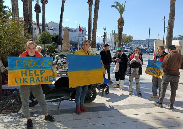 kusadasi-ve-bodrumda-yasayan-ukraynalilardan-rusya-protestosu-3354-dhaphoto7.jpg
