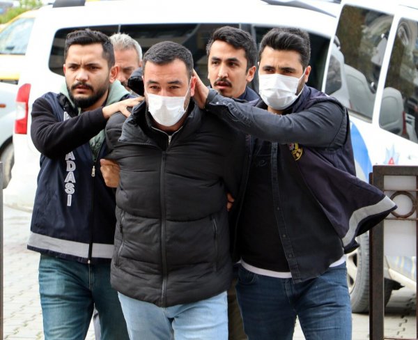 kusadasi-eski-belediye-baskanini-tabancayla-vuran-kisi-tutuklandi-3475-dhaphoto3.jpg